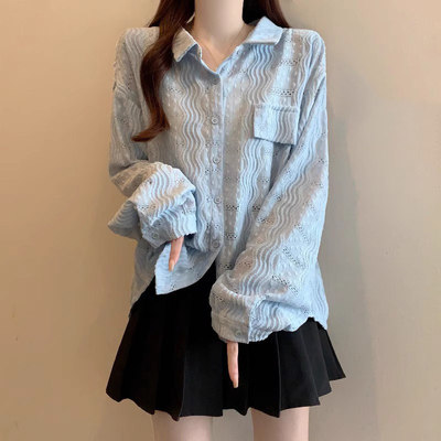 浅蓝色钩花镂空衬衫正肩