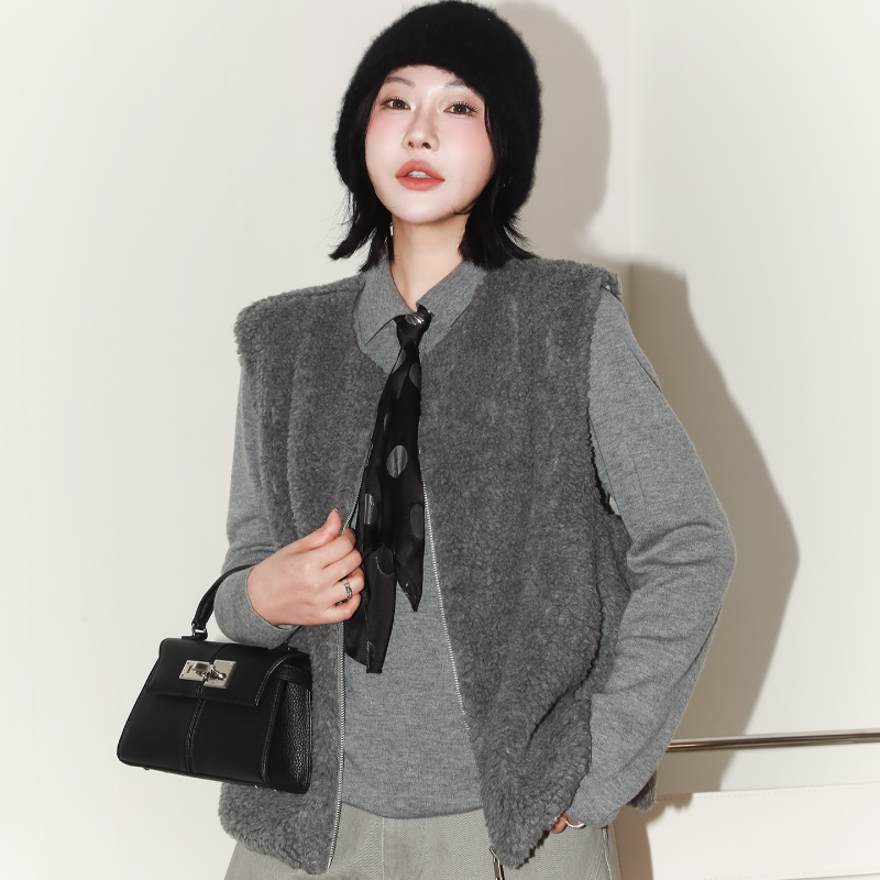 云朵感极简风保暖羊毛马甲