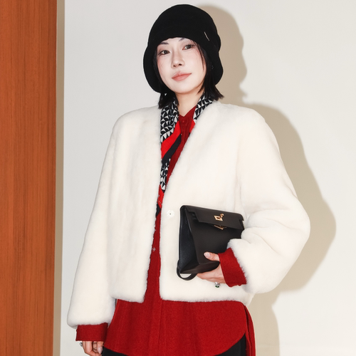 软糯轻盈V领绵羊皮毛一体外套