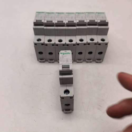 请询价；OSMC32N1D1施耐德Smart断路器，1P，50Hz