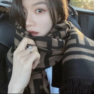 围巾女2025新款冬季大牌轻奢高级感披肩两用双f老花字母保暖围脖