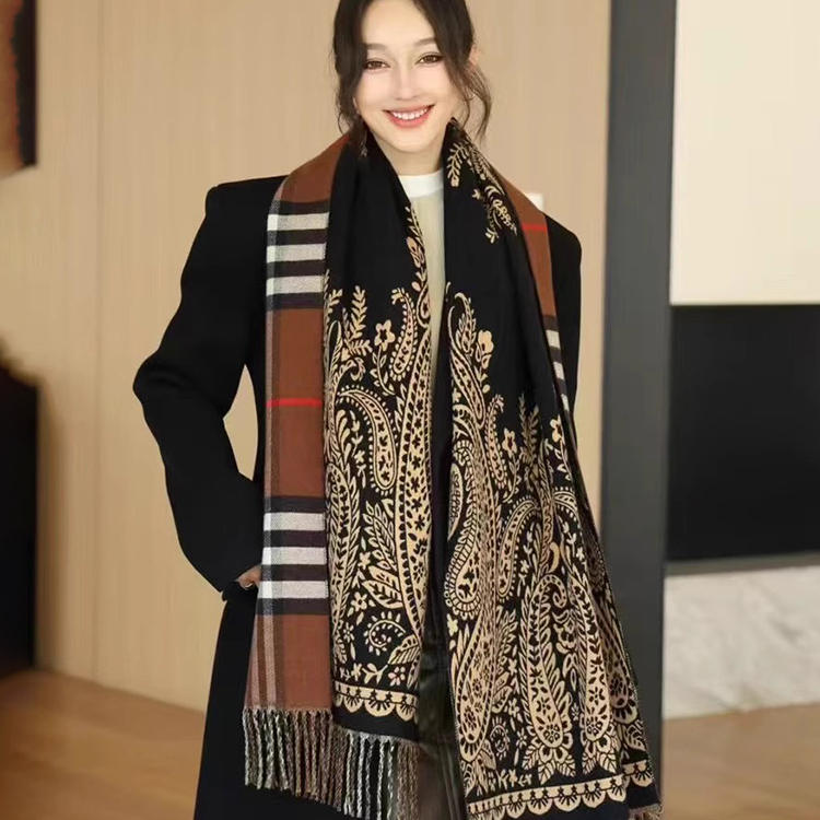 2025年秋冬季新款百搭仿羊绒保暖披肩两用女韩版复古格纹流苏围巾