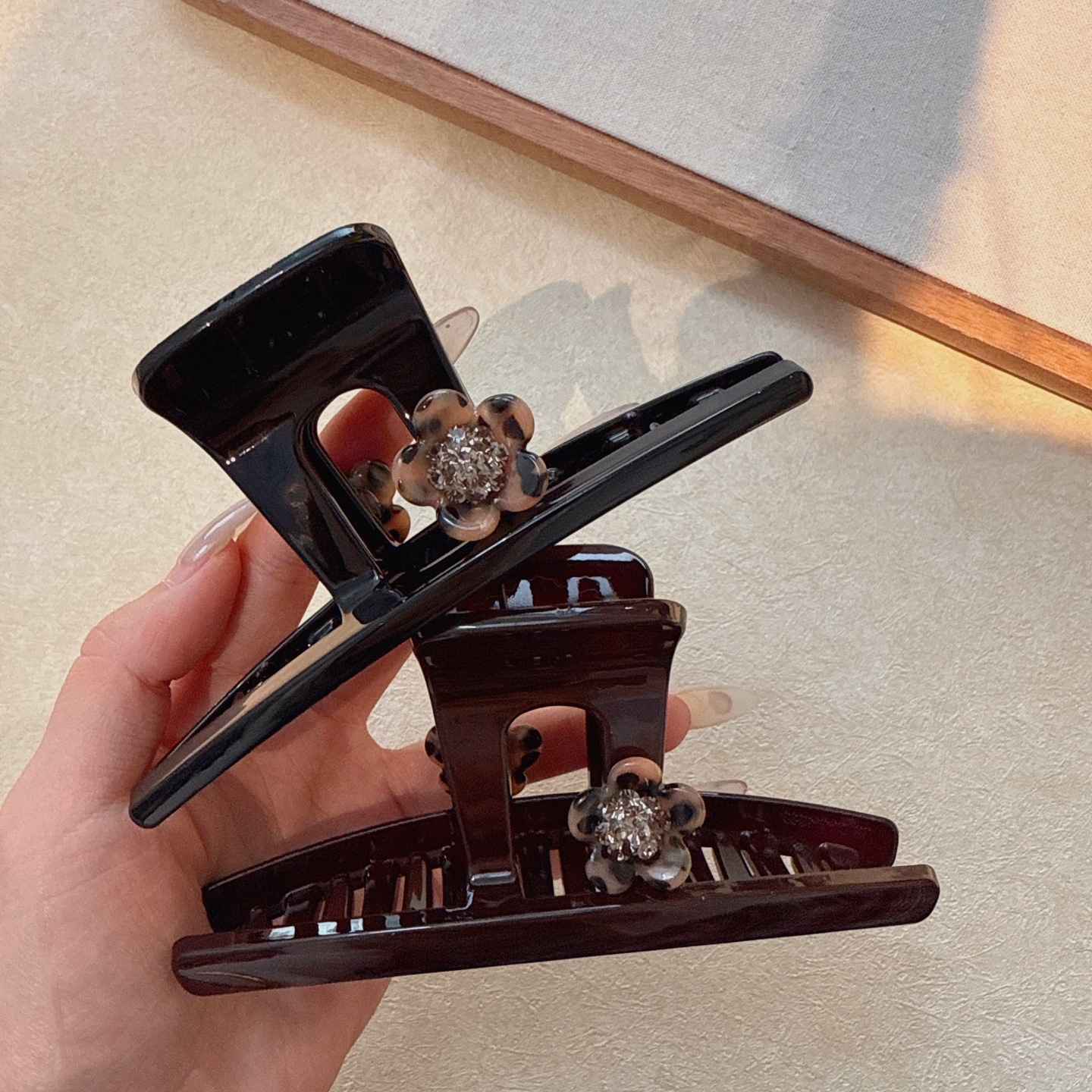 时尚气质豹纹花朵水钻抓夹气质百搭亚克力大号鲨鱼夹后脑勺盘发夹