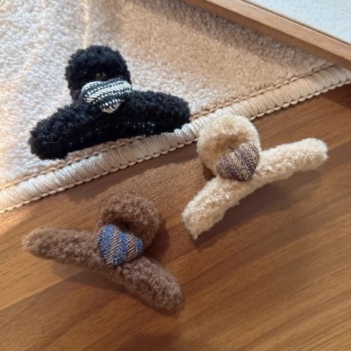 毛呢爱心格纹毛绒抓夹中号鲨鱼夹发夹后脑勺2024新款秋冬夹子发饰