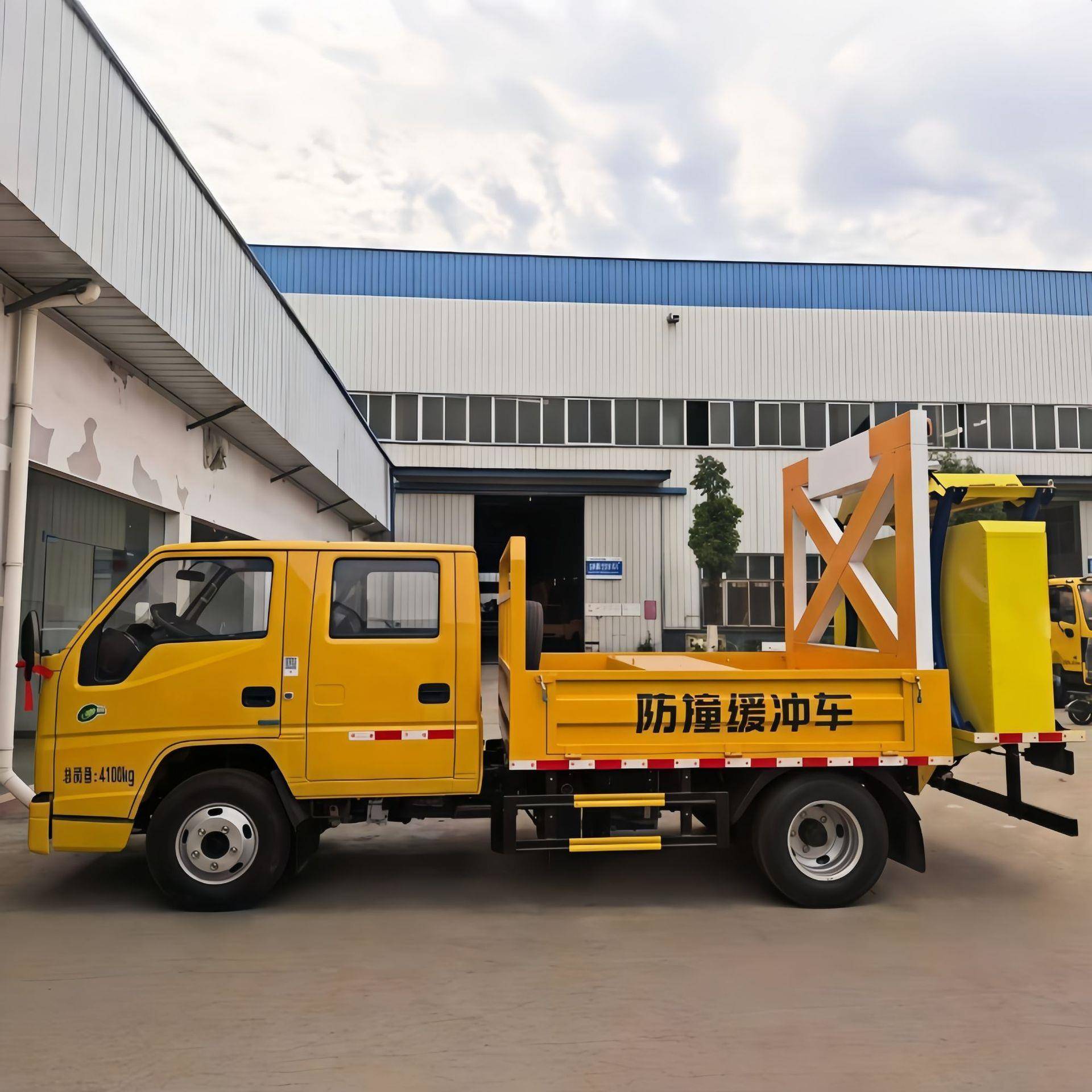 JMC江铃蓝牌缓冲防撞车4米多蓝牌轻卡高速碰撞缓冲车防撞缓冲垫