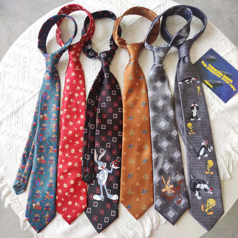 手打领带女生鬼马有趣创意中性风