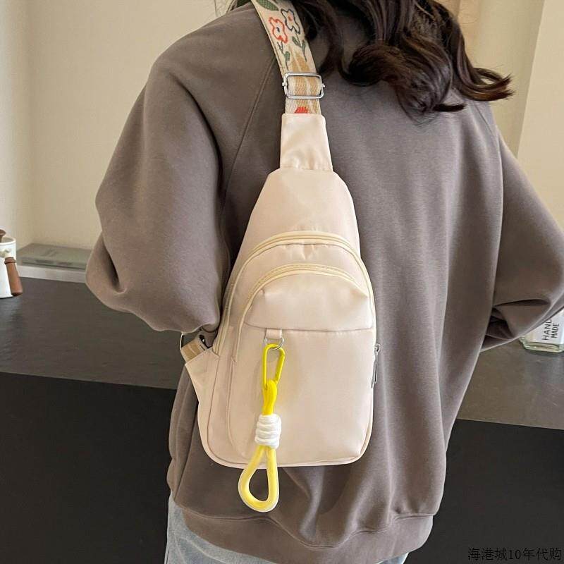 新加坡女包2024新款休闲运动斜挎帆布包小众纯色腰包潮流ins胸包