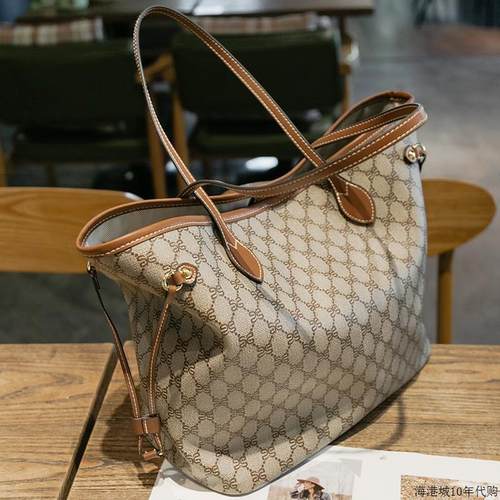 香港奢侈品女包2025新款通勤真皮大容量托 托特包腋下包单肩大包