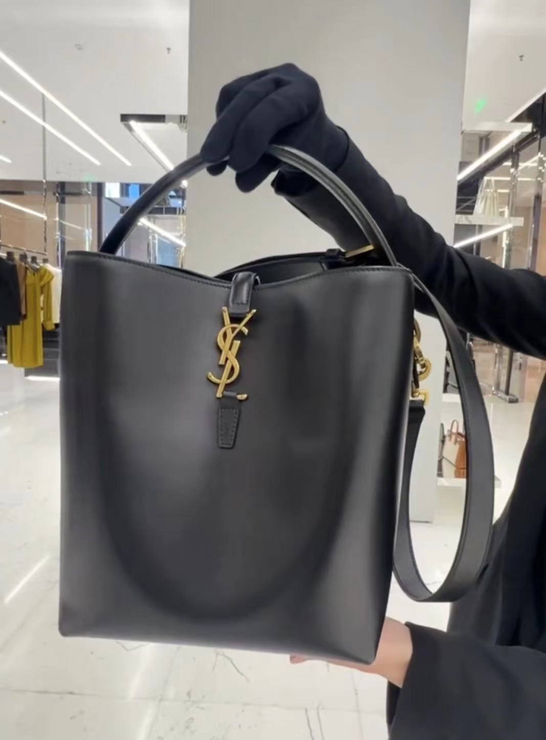 Saint Laurent圣罗兰2024春夏女款中号金扣水桶包7428282R20W1000