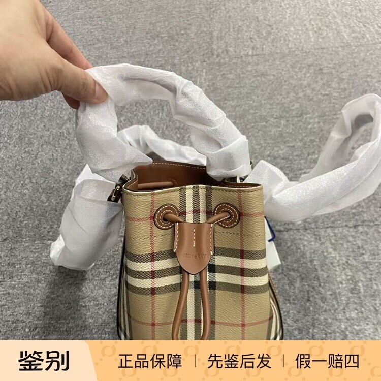 burberry博柏利25秋冬卡其色格纹女士水桶单肩包正品代购81004861