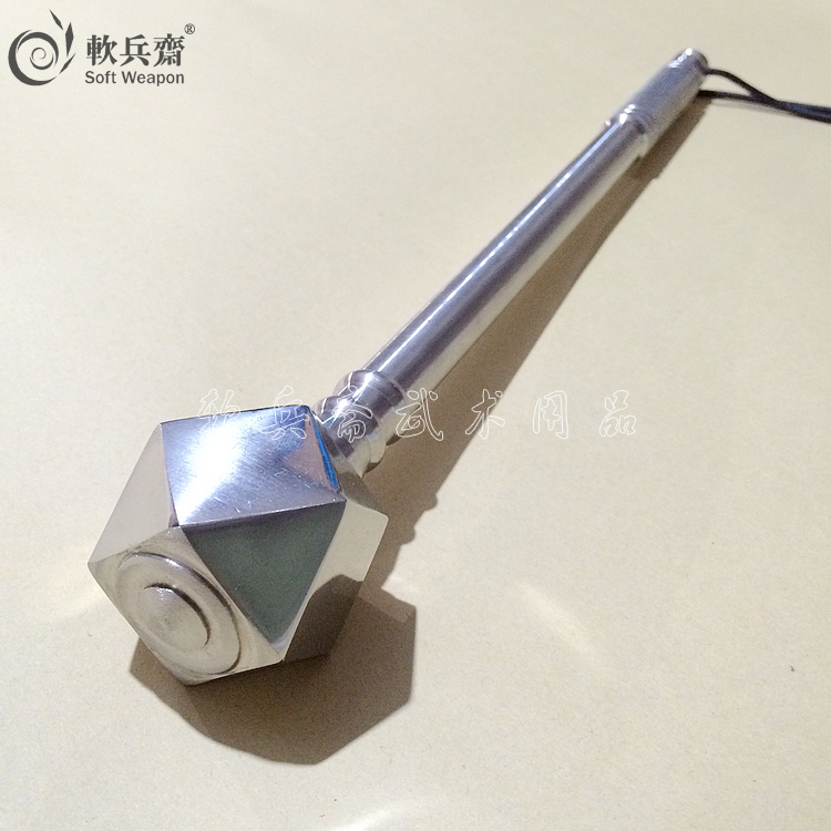 锤头锤柄均为不锈钢实心的，锤头是铆死的，不能转动。材质：304纯不锈钢，重量：40厘米长的2.3斤，50厘米长的2.6斤，60厘米长的2.9斤，纯手工精心制作，适合放在您的爱车内使用。