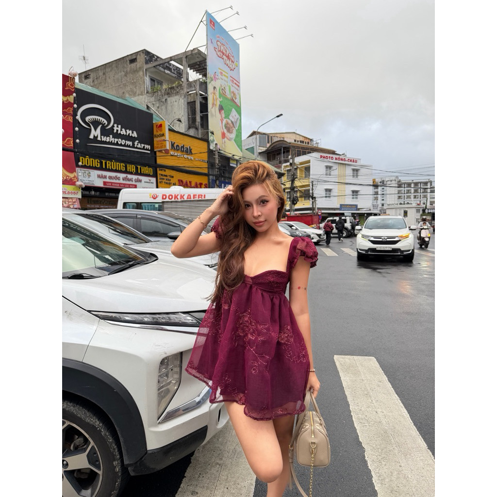 越表哥越南小众karynna新款纯欲辣妹风方领露背修身飞袖连衣裙