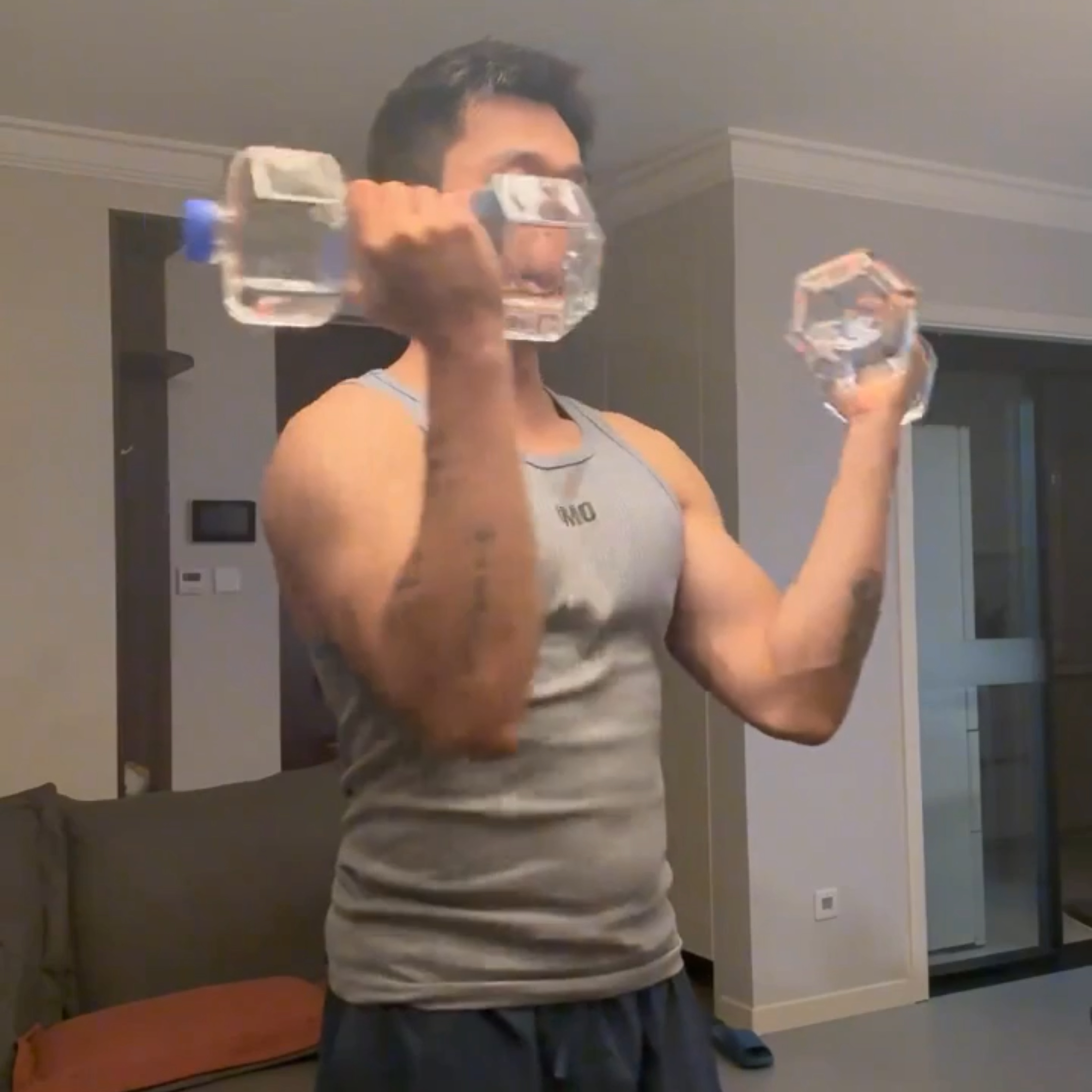 矿泉水哑铃女生力量训练水杯充水便携塑料壶练臂肌健身水壶