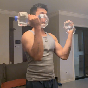 矿泉水哑铃女生力量训练水杯充水便携塑料壶练臂肌健身水壶