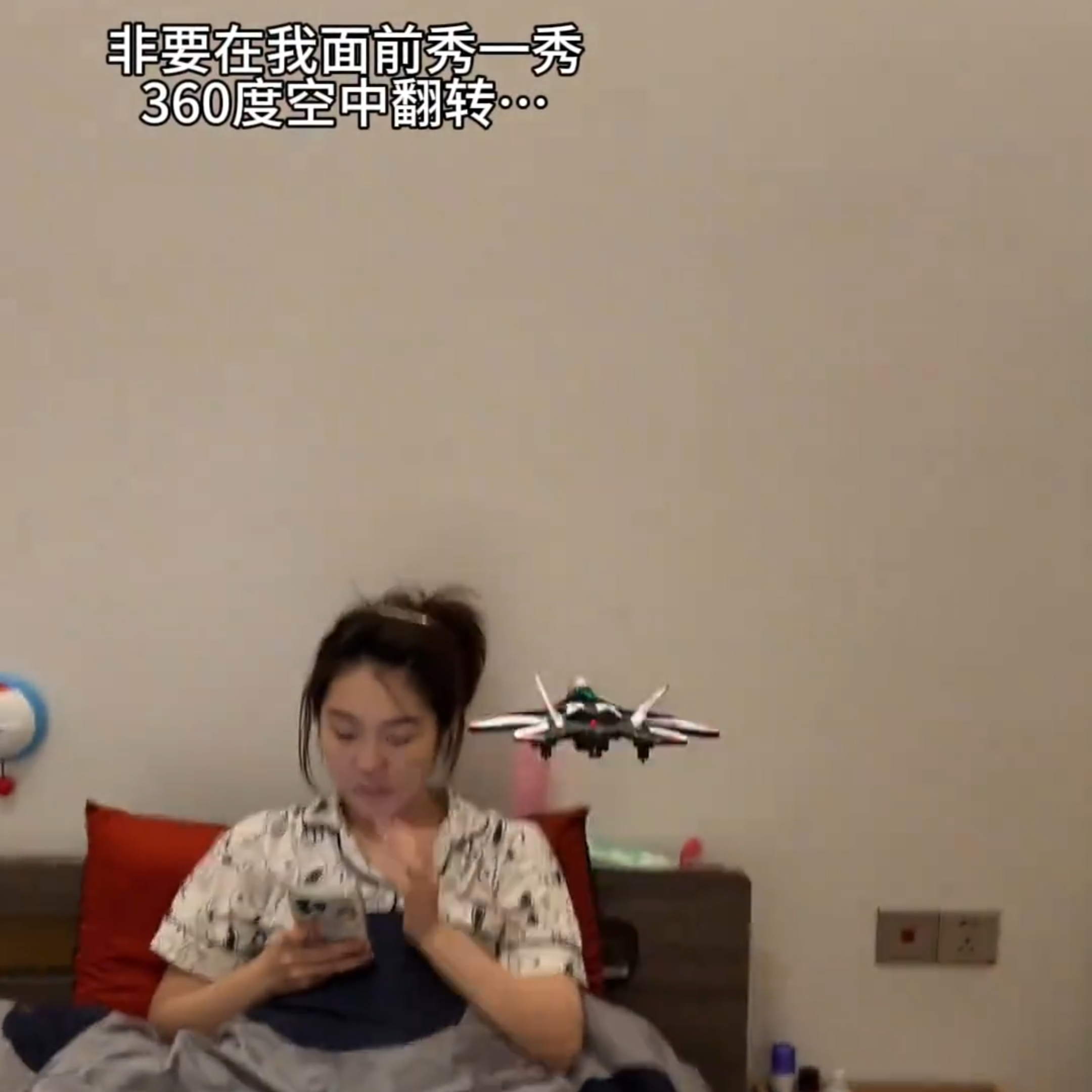 360 度翻转玩具飞机遥控直升飞机跨境热销泡沫悬浮重力感应充电款