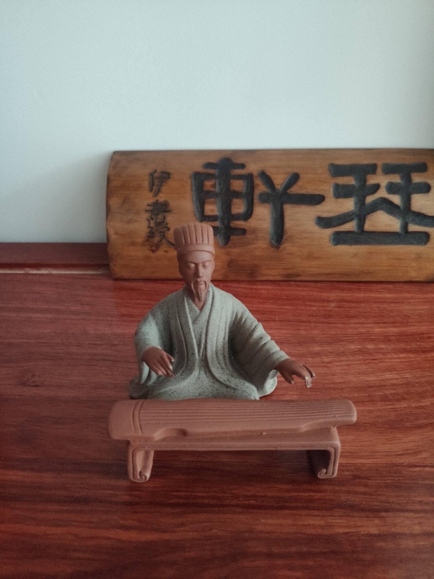 武候弹琴像诸葛亮空城计抚琴退敌古琴家造像琴人琴桌对弹古琴摆件