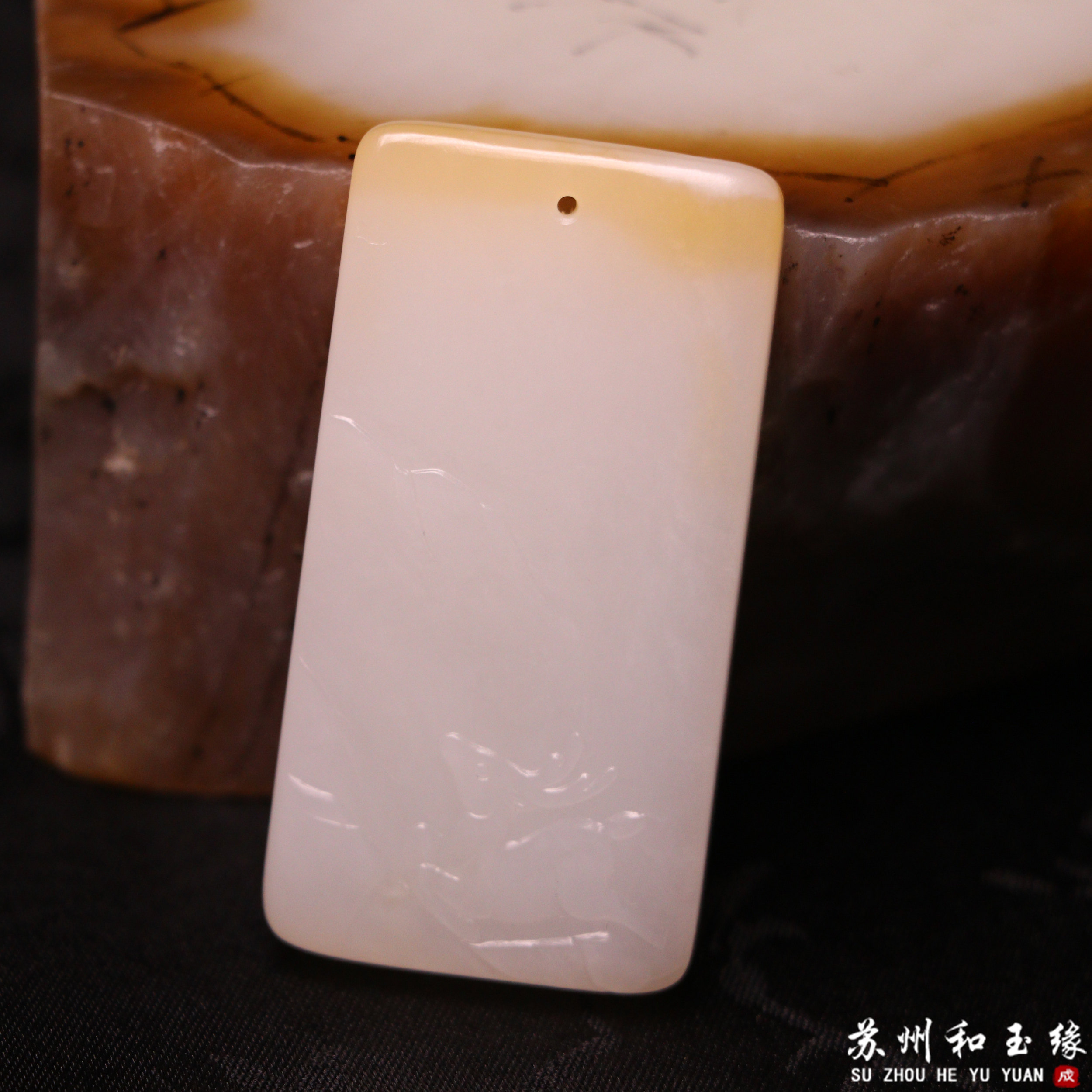 苏州和玉缘23.6克新疆和田玉且末金山糖白山水牌玉石挂件苏工工艺