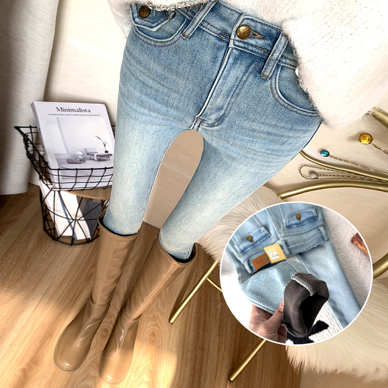 神级显瘦！浅蓝色高腰加绒牛仔裤