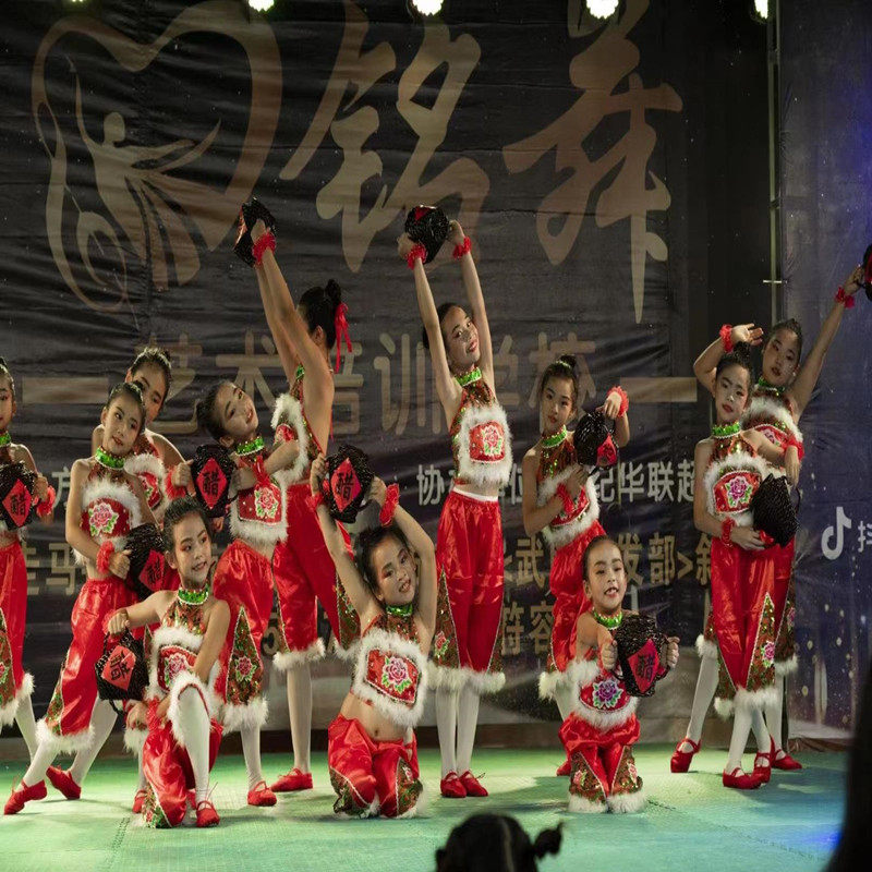 六一儿童演出服喜庆女童秧歌服表演服妞妞看戏中国梦娃舞蹈服新款