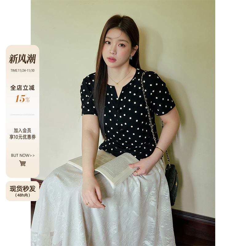 潘不卷大码女装微胖mm韩版通勤黑色波点显瘦小V领短袖T2025新款夏