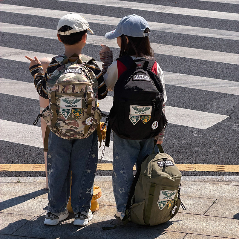 户外战术风双肩包男女小学生书包2026新款迷彩大容量减负护脊背包