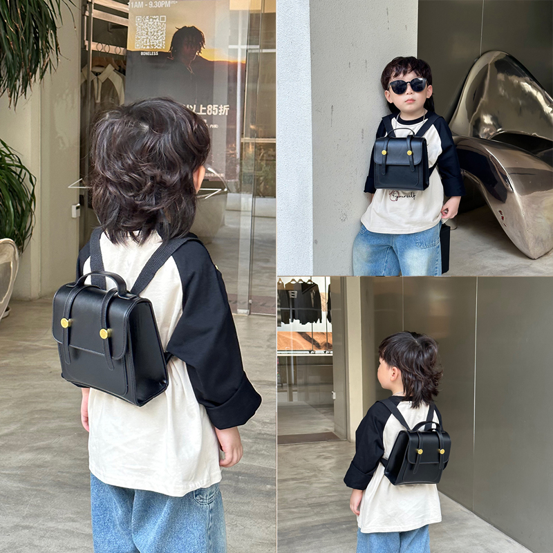 双肩包时尚男孩出游背包