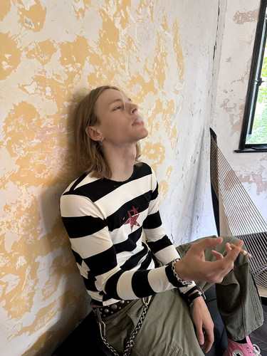 条纹做旧五角星印花破洞长袖