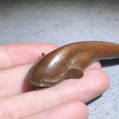 古玩铜器小鲶鱼年年有余茶宠桌面趣味摆件文房镇纸文镇装饰摆件