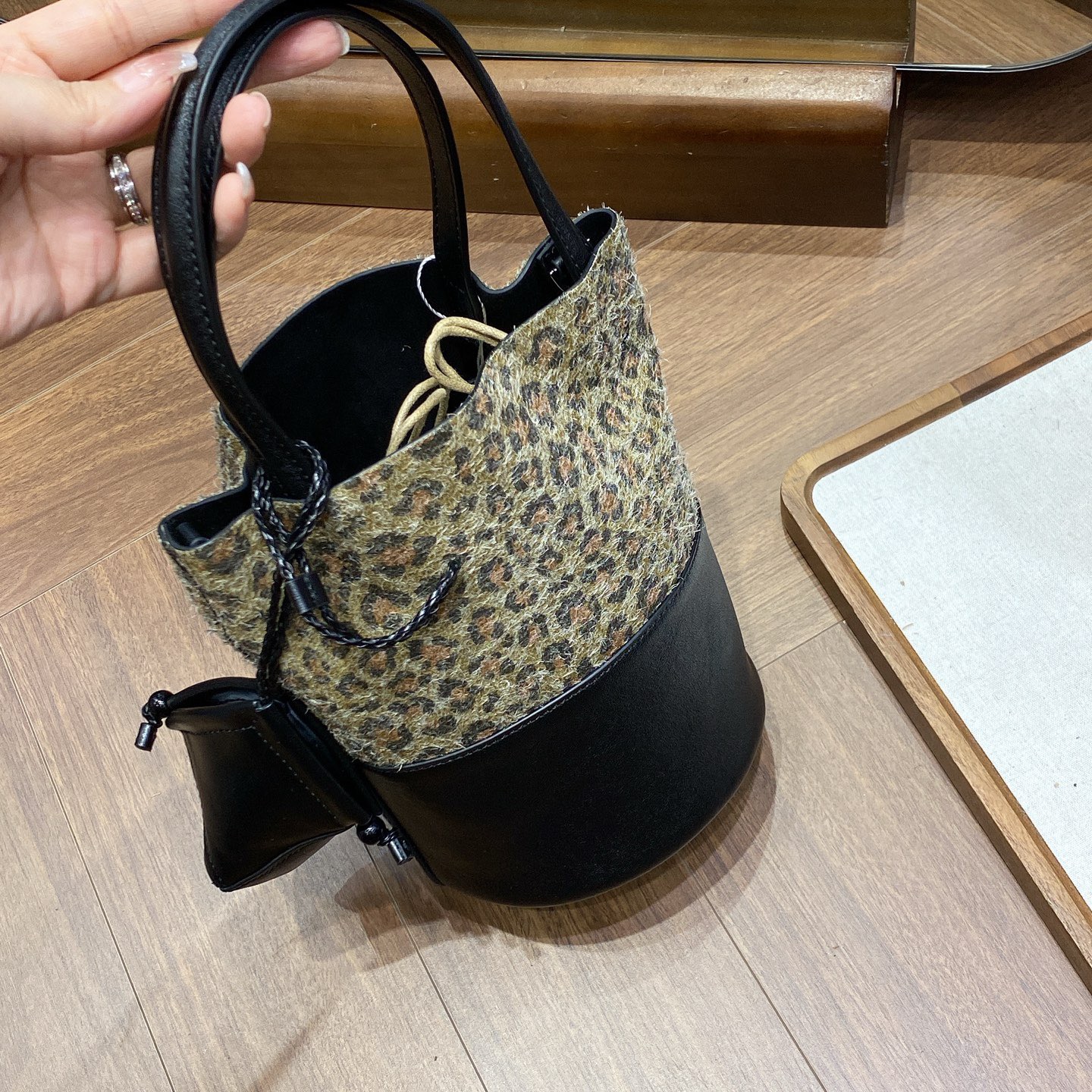 2025新款韩版豹纹水桶包磨砂牛皮配植鞣皮手提斜挎包真皮女包