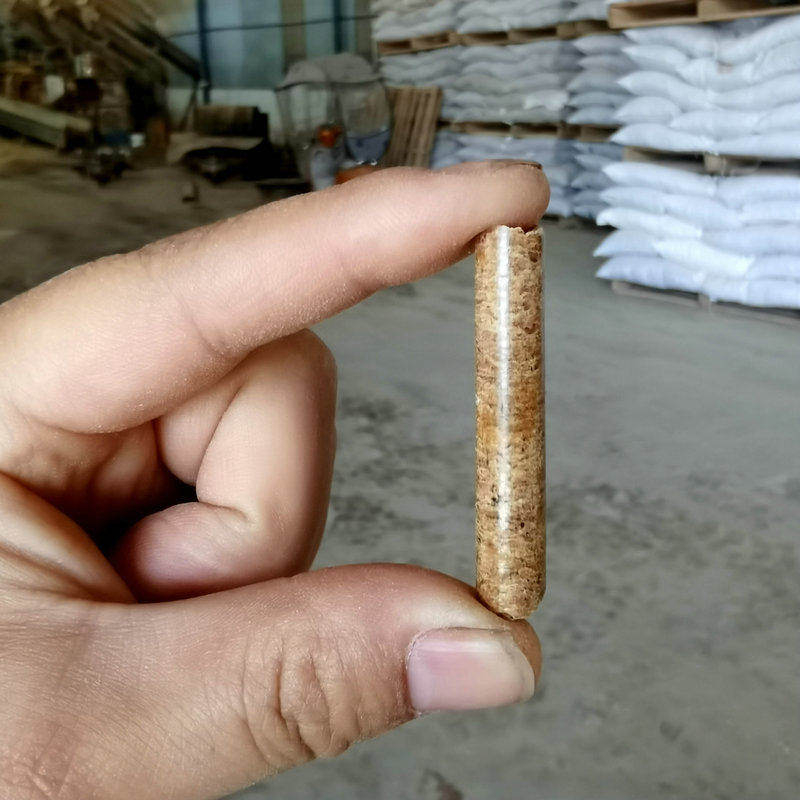 颗粒生物质燃料灰山热值高耐烧图片