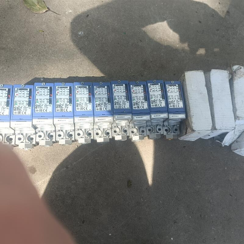 拍前询价：(议价)施耐德压力开关传感器XMLB XMLA035A 70  30