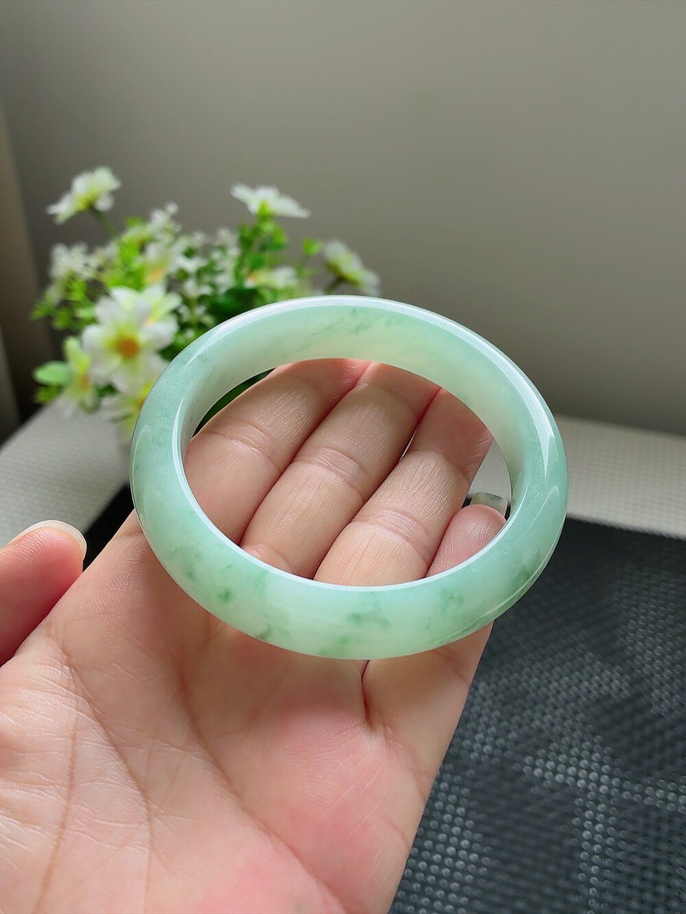 天然翡翠缅甸A貨56圈冰糯水润果绿底飘花手镯尺寸56.3*12.3*8.3mm