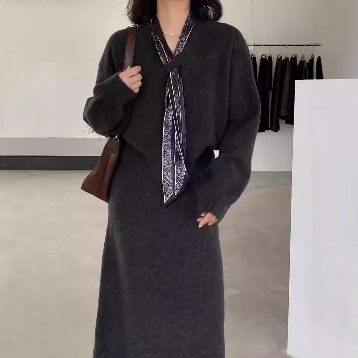 欧洲站韩系穿搭温柔软糯配丝巾套头短款毛衣女+针织半身裙两件