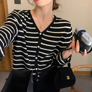 韩系宽松慵懒风黑白条纹V领针织开衫女装薄款外套春秋季外搭上衣