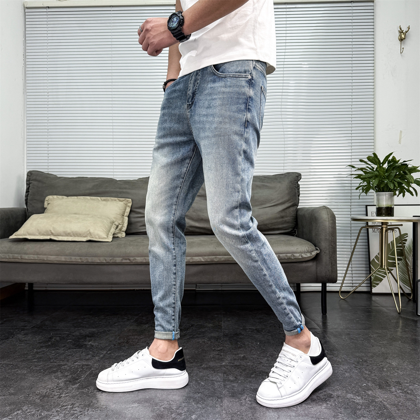 2026春夏季新款修身牛仔裤男浅蓝色水洗小脚裤潮流百搭韩版长裤男