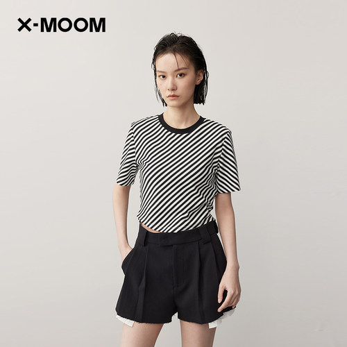 xmoom设计感斜条纹露后腰短款T恤
