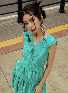 南君［绿皮皮］绿色波点v领无袖上衣蛋糕短裙套装夏日多巴胺穿搭