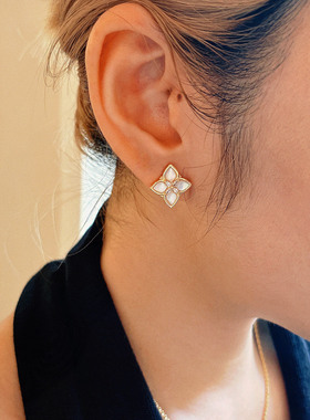 莓拉「美丽加贝」天然贝母四叶草耳钉香槟金色老钱风耳饰秋季穿搭