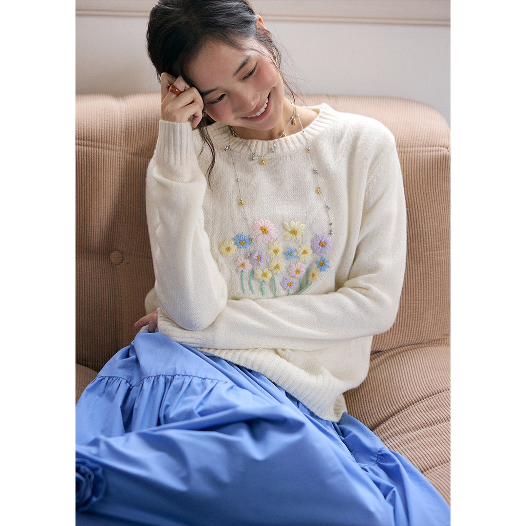 BLUEerror 立体手工花朵圆领白色套头毛衣女全羊毛慵懒针织衫秋冬