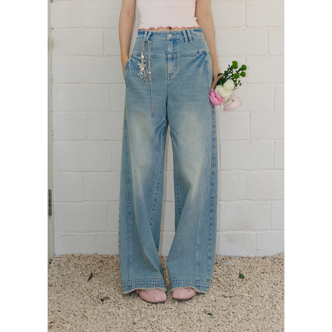 宽松毛边直筒浅色牛仔裤