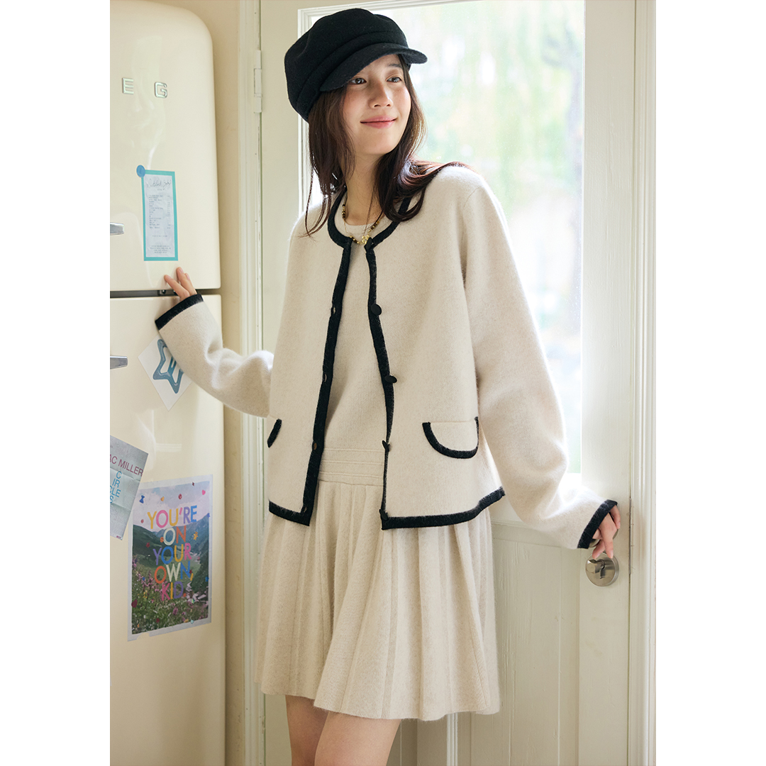 撞色圆领短款白色针织开衫