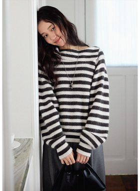 BLUEerror 一字肩翻领保暖黑白条纹套头毛衣女法式慵懒针织衫冬季