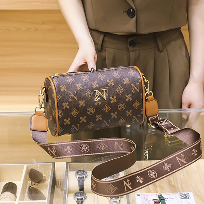 香港代购真皮女包2024新款枕头包