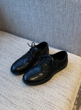 【TFM】2026年新款英伦风布洛克鞋女黑色雕花系带平底通勤小皮鞋