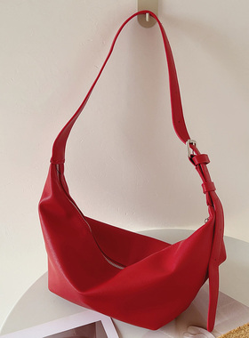 韩系ins红色软皮饺子包慵懒风斜挎包单肩包月牙包潮2025质感女包
