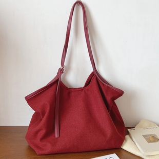 2025秋冬新款 复古简约托特包毛呢腋下单肩包红色毛绒通勤包购物袋