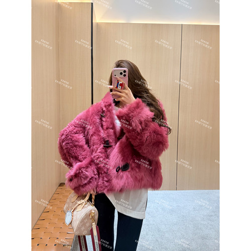 连帽牛角扣托卡皮毛一体皮草外套