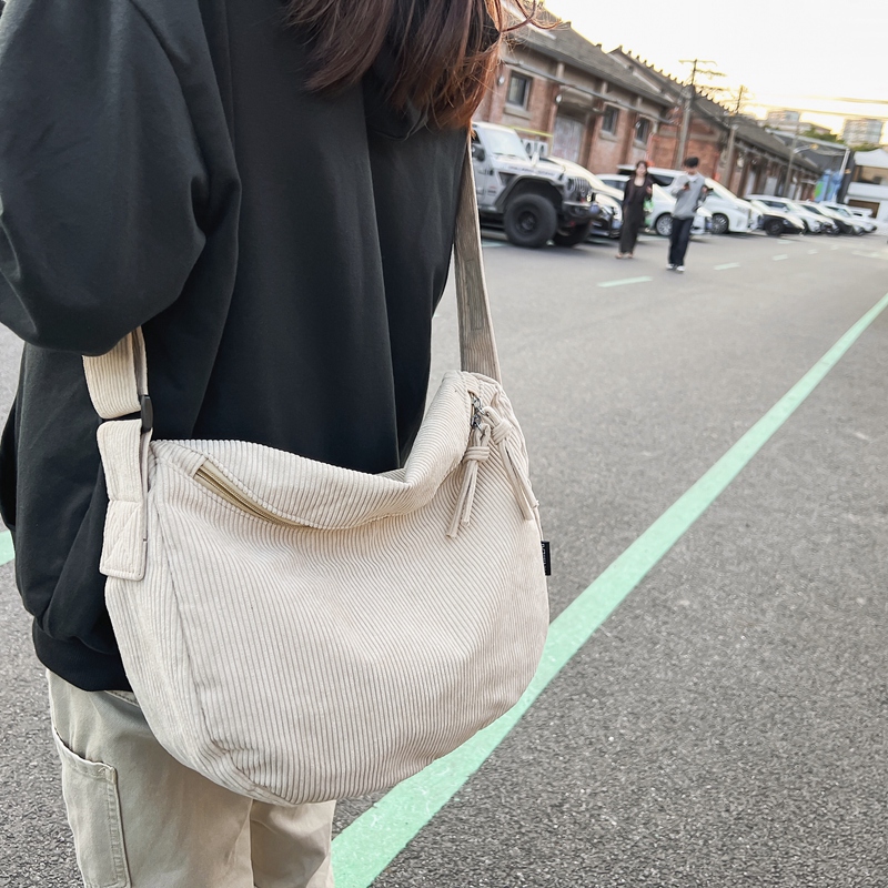 起跑者斜挎包灯芯绒布料日系韩版