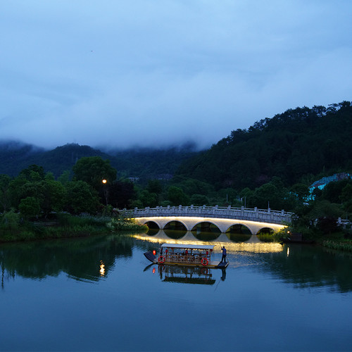 【只此青绿】武夷山风景区，有着&ldquo;碧水丹山&rdquo;&ldquo;奇秀甲东南&rdquo;之美誉 【五大生态】花园、果园、菜园、茶园、动物园五大生态，玩遍人间野趣 【套餐可享】豪华园景房2晚连住+自助早餐+单次接站+手提篮户外套餐 【百亩山庄】武夷山茶驰名内外，漫步武夷山，品武夷茶，领悟茶禅宗意
