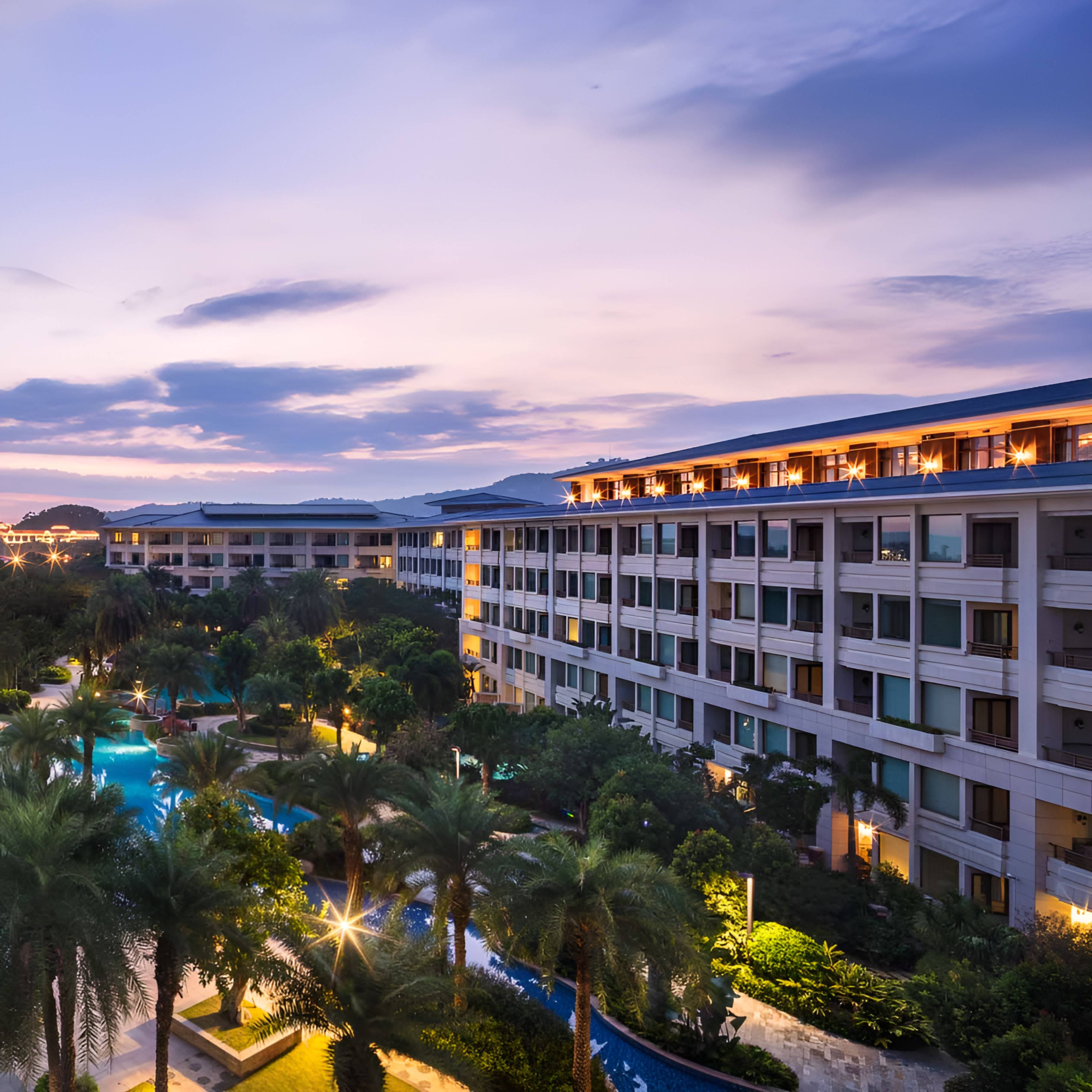 【酒店位置】厦门风光旖旎环岛路景区，拥100万平园林景致宛如世外桃源 【一线海景】5分钟直达海滩，全家玩沙赶海、骑行逐浪，赏海上日出日落 【亲子王国】沉浸式亲子体验：800㎡儿童乐园，朵菲亲子课堂、小火车等 【亲水度假】坐拥19个室内外泳池，客房直通泳池，四季皆宜的玩水乐园